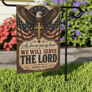 Puede incluir: Una bandera de jardín con un águila, una cruz y un diseño de bandera estadounidense. La bandera tiene el texto "As for me and my house, we will serve the Lord, Joshua 24:15". La bandera se muestra en un soporte de metal negro.