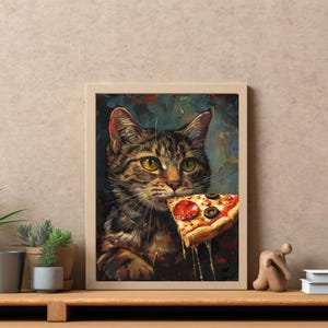 Puede incluir: Una pintura de un gato atigrado con ojos verdes comiendo una rebanada de pizza de pepperoni. El gato est&aacute; mirando al espectador con una expresi&oacute;n seria. La pizza est&aacute; goteando queso y salsa.