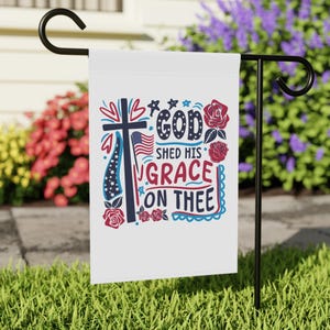 Pu&ograve; includere: Bandiera da giardino bianca con una croce rossa, bianca e blu, stelle e rose. Il testo recita "Dio ha riversato la sua grazia su di te".