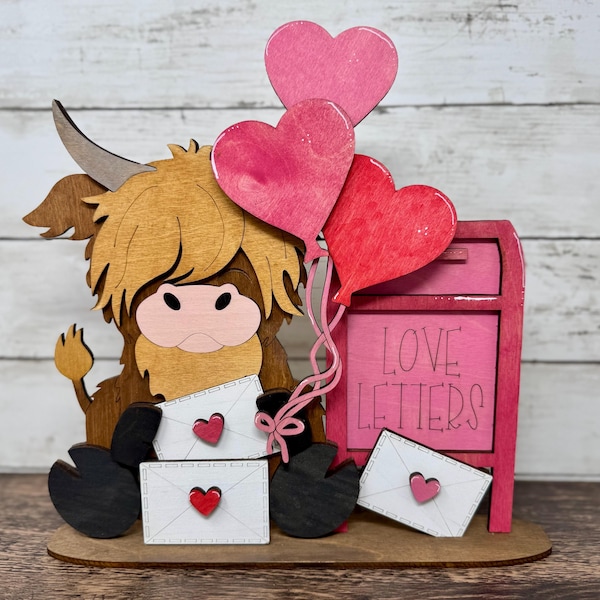 Decoración de madera de vaca de las Tierras Altas para San Valentín / Cartas de amor y globos de corazón / 28 x 28 cm