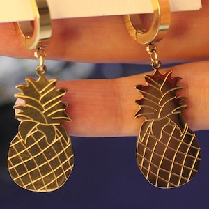 « Boucles d&#39;oreilles ananas en acier inoxydable plaqué or, boucles d&#39;oreilles fruits, inspirés de la nature, mignons, amusants, idée cadeau unique » par PotatoDesign