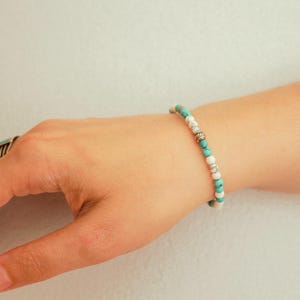 Weißes Howlith, Türkis Perlen Armband - 4 mm Heilsteine für Ruhe & Schutz, dehnbarer handgemachter Schmuck, minimalistisches Geschenk, Eleganz