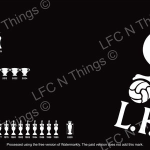 Könnte beinhalten: Eine Schwarzweißgrafik des Wappens des Liverpool Football Club. Das Wappen zeigt einen roten Vogel mit einem Fußball in seinen Krallen und den Text "L.F.C." darunter. Die Grafik ist von einer Reihe weißer Trophäen umgeben, die die vielen Siege des Clubs repräsentieren.