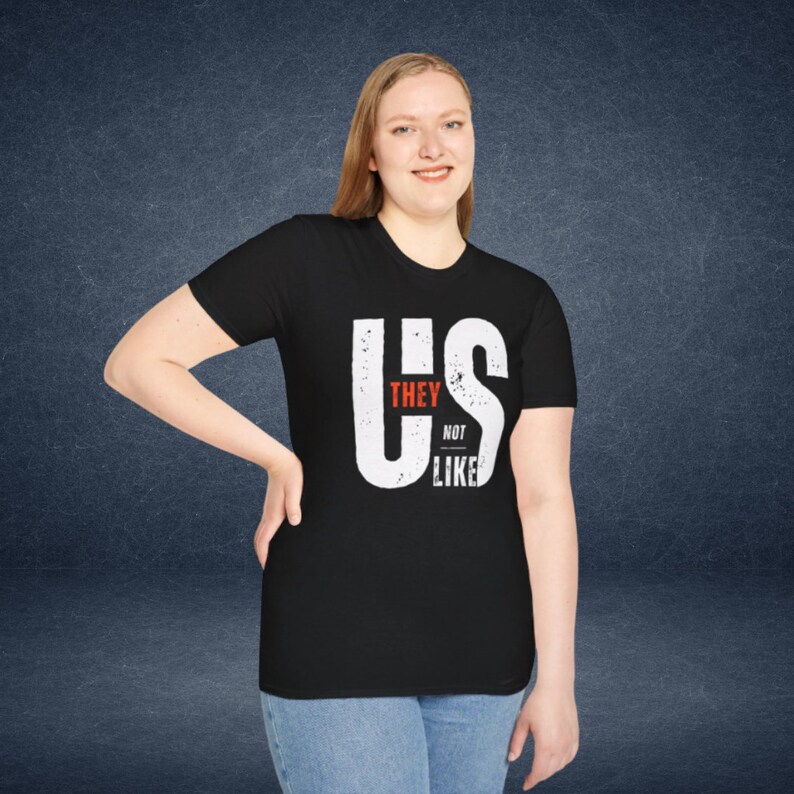 Puede incluir: Camiseta negra con un gr&aacute;fico blanco que dice "US" con las palabras "They Not Like" debajo.