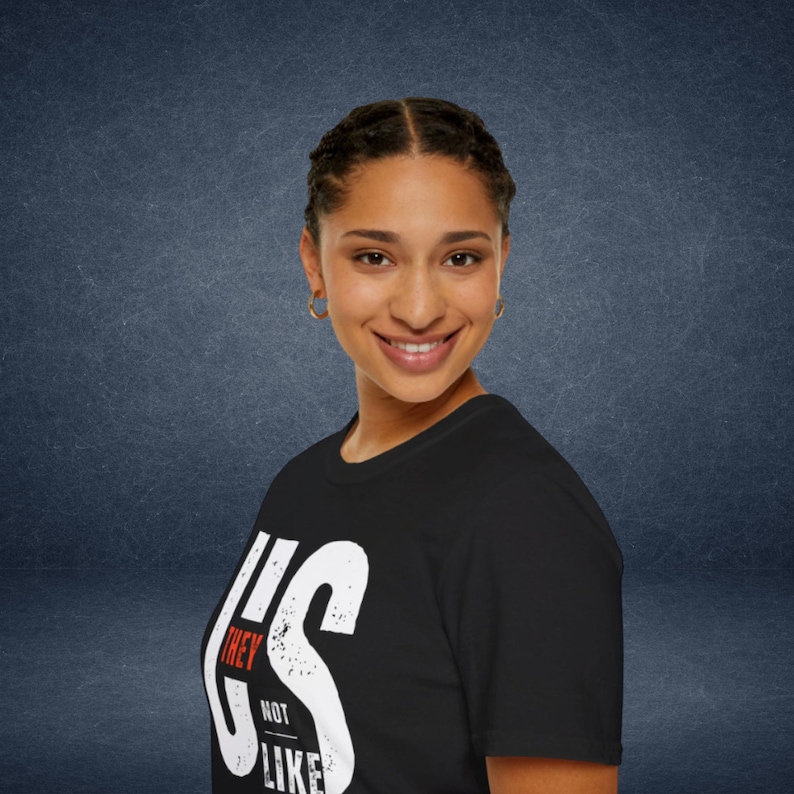 Puede incluir: Una camiseta negra con un gr&aacute;fico blanco que dice "They Not Like Us" en una fuente desgastada.