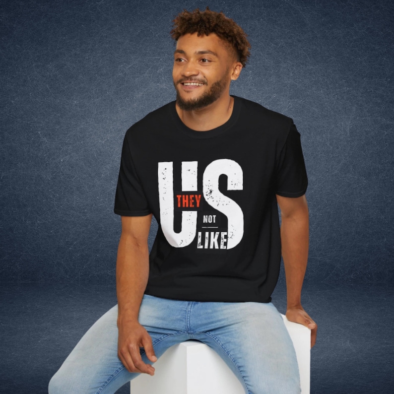 Puede incluir: Camiseta negra con un gr&aacute;fico blanco que dice "They Not Like Us" en una fuente desgastada.