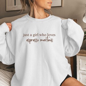 Espresso Martinis Lover Sweatshirt, Trendy Women's Crewneck, Cozy Fall Jumper, Just A Girl Who Loves Espresso Martinis, Funny Sweater image 2