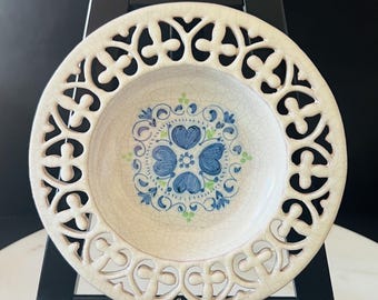 Plat en céramique à décor ajouré peint à la main de Val Demone Ceramics