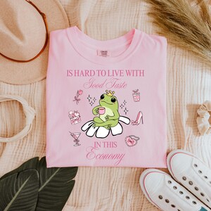 Frosch Liebhaber Geschenk, Kawaii Frogcore ästhetisches T-Shirt, niedlicher Frosch trinkt Tee Grafik T-Shirt, Y2K lustiges Shirt, weiches Vintage Style Geschenk T-Shirt, süßes Frosch-Shirt