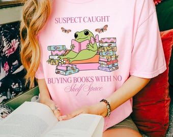 Cute Frog Book Lover Shirt ,Funny Bookish Tee for Readers Aesthetic Reading Gift for Women Frog T-shirt,Cute Animal Shirt