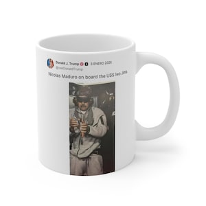 Puede incluir: Taza de cerámica blanca con una imagen impresa de un tuit de Donald J. Trump. El tuit dice "Nicolas Maduro a bordo del USS Iwo Jima" e incluye una foto de un hombre sosteniendo botellas. La taza tiene un asa blanca.