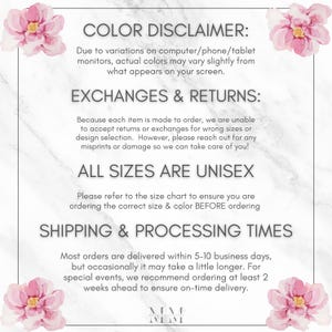 Puede incluir: Un fondo blanco con texto sobre variaciones de color, cambios, devoluciones y tallas unisex. El texto tambi&eacute;n menciona los tiempos de env&iacute;o y procesamiento. Acentos florales rosas enmarcan el texto.