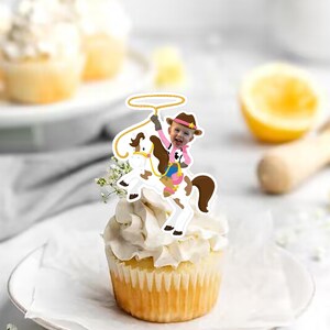 Toppers de cupcake de menina de vaca com foto personalizada para impressão, decoração de festa de primeiro rodeio do oeste selvagem Meu primeiro rodeio Aniversário Cupcake Toppers arquivo digital