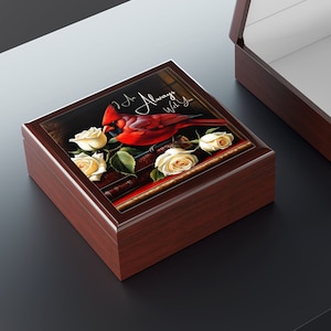 Portagioie in legno - Cardinale e rose bianche-Sono sempre con te-Regalo della bisnonna-Piccola custodia per gioielli in legno-Regalo di San Valentino per la mamma
