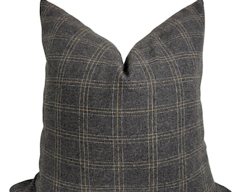 Funda de almohada a cuadros gris oscuro: textura que imita la lana, decoración acogedora de estilo rústico.