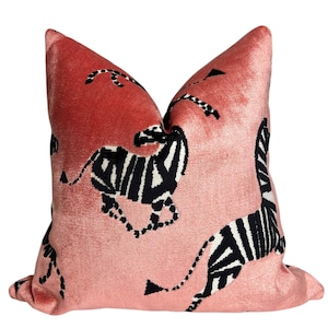 Tanzendes Zebra Rosa Samtkissenbezug, Exotischer Tier Print Kissenbezug, Safari Dekor Samtkissen, Rosa und Schwarzes Zebrakissen