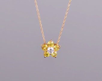 Colgante de flor de diamantes y zafiro amarillo