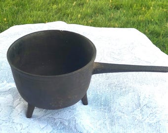 Antique Cast Iron Posnet Spider Pot with Gateway Mark – 18th-19th Century