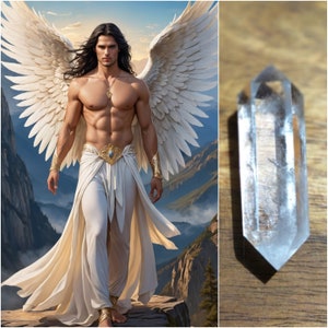 Könnte beinhalten: Eine geflügelte Figur in einem weißen Gewand und einem goldenen Gürtel steht auf einer felsigen Klippe. Die Figur hat langes braunes Haar und einen muskulösen Körperbau. Die Flügel sind groß und weiß, und das Gewand ist fließend. Die Figur blickt zur Seite, und der Hintergrund ist ein bewölkter Himmel.
