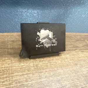 Brennen Sie meine Dread Laser gravierte Persona RFID-blockierende minimalistische Brieftasche, verschiedene Brieftaschen-Stil, mehrere Farboptionen, Otaku-Geschenk