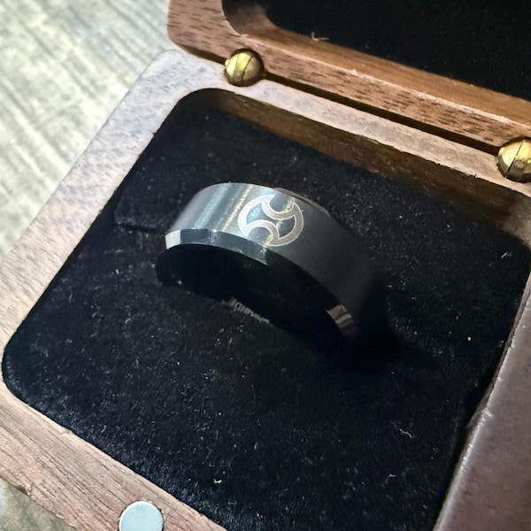 Gepersonaliseerde wolfraam gegraveerde ring, FFXIV-taakembleem | Cadeau voor hem, cadeau voor haar, geekycadeau, verjaardagscadeau, gamerring