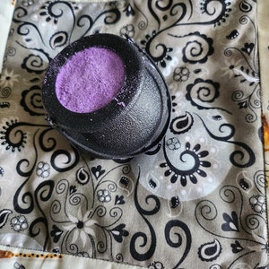 Witch&#39;s bath bomb with secret surprise