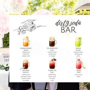 Peut inclure: Une enseigne pour un "Dirty Soda Bar" avec des illustrations de boissons sur le thème de la remise des diplômes. L'enseigne comprend des noms de boissons comme "Commencement Crush" et "Diploma Delight", avec des listes d'ingrédients. Le fond présente des ballons et de la verdure.