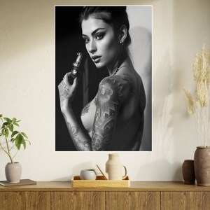 Impresión de arte de tatuaje, mujer tatuada, cartel de arte corporal femenino, blanco y negro elegante, arte de pared vanguardista, cartel de papel de mujer tatuada con impresión sensual