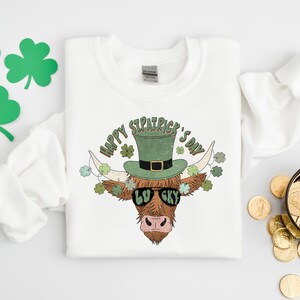 Highland Cow Sweatshirt, Country Shirt, Cow St Patricks Sweatshirt, Lucky Shirt, Happy St Patricks Day Cow Shirt, Retro St Patricks Shirt
