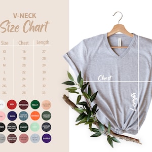 Puede incluir: Tabla de tallas para camiseta de cuello en V con medidas en pulgadas para el pecho y la longitud. La tabla incluye tallas XS a 3XL. Se muestra una camiseta gris de cuello en V colgada de una percha de madera. Una tabla de colores muestra 16 colores diferentes para la camiseta.