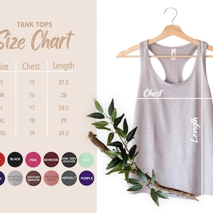 Puede incluir: Tabla de tallas para camisetas sin mangas con medidas en pulgadas para el pecho y la longitud. La tabla muestra las tallas S, M, L, XL y 2XL con las medidas de pecho y longitud correspondientes. La tabla se muestra junto a una camiseta sin mangas gris en una percha.