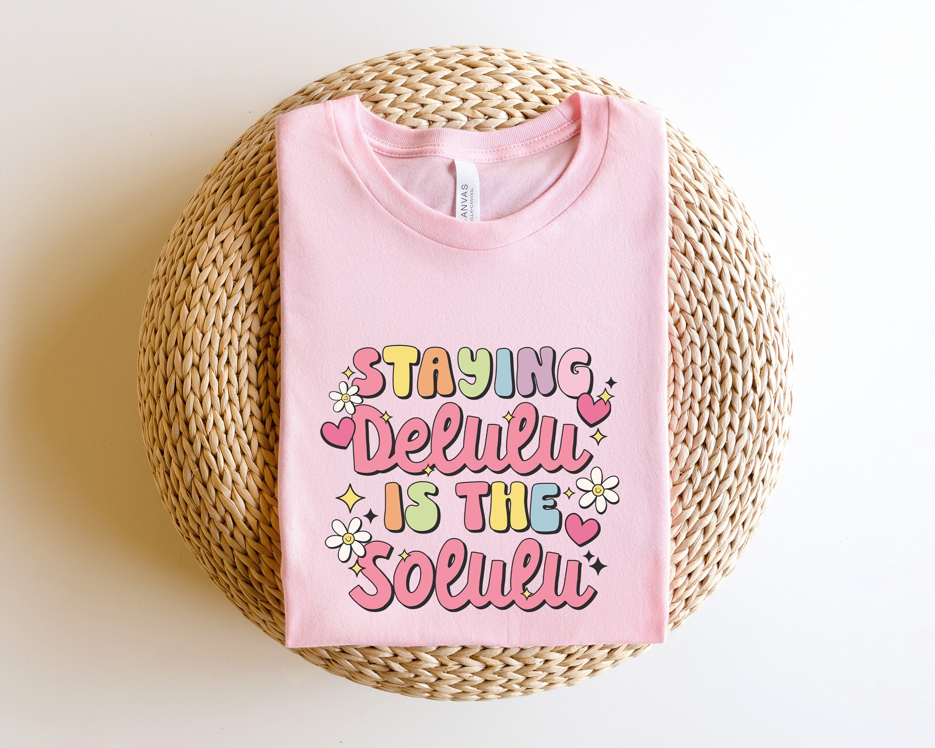 Bleiben Delulu ist das Solulu Shirt, Delulu Shirt, psychische Gesundheit Shirt, Manifestation Shirt, Mädchen Mathe T-Shirt, lustiges Shirt, sarkastisches Shirt