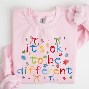 Es ist in Ordnung, anders zu sein Shirt, Pinselstrich Autismus Bewusstsein Sweatshirt, Motivation Shirt, sei Yourself Shirt, Autismus Mutter Shirt, Autismus Monat T-Shirt