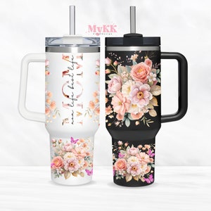 Puede incluir: Dos vasos de acero inoxidable con dise&ntilde;os florales y un asa negra. Un vaso es blanco con el texto "MOM life best life" y el otro es negro. Ambos vasos tienen un dise&ntilde;o floral rosa y blanco con mariposas.