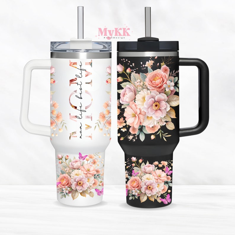 Puede incluir: Dos vasos de acero inoxidable con dise&ntilde;os florales y un asa negra. Un vaso es blanco con el texto "MOM life best life" y el otro es negro. Ambos vasos tienen un dise&ntilde;o floral rosa y blanco con mariposas.