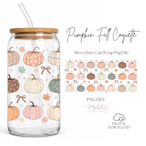 Puede incluir: Un vaso de cristal transparente de 16oz con tapa de bambú y pajita de cristal, con un patrón de calabazas, lazos y hojas. El texto dice Pumpkin Fall Coquette, 16oz Glass Can Wrap Png File, PNG FILE, MyKK y un icono de descarga digital.