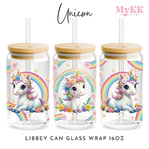Könnte beinhalten: Drei transparente Glas-Dosenhüllen mit einem Einhorn-Motiv. Jede Hülle zeigt einen Regenbogen, Blumen und ein niedliches Einhorn mit einer rosafarbenen Mähne und einer Blumenkrone. Die Hüllen sind für eine 473 ml Libbey-Dosenflasche konzipiert.