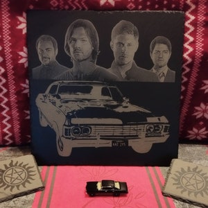 Supernatural – Dekorative Plakette aus Naturschiefer mit Lasergravur