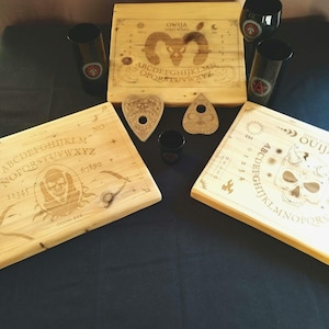 Esoterisch Ouijabord en spiritualisme in rauw dennenhout