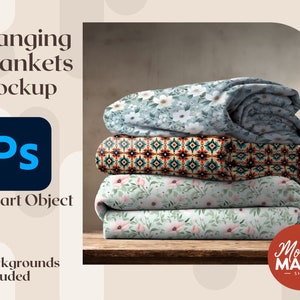 Op de afbeelding: Een mockup van vier hangende dekens met verschillende patronen. De bovenste deken is lichtblauw met witte bloemen, de tweede is een rood, oranje en blauw geometrisch patroon, de derde is lichtgroen met roze bloemen en de onderste is lichtgroen met witte bloemen. De afbeelding bevat de tekst "Hanging Blankets Mockup" en "Smart Object".
