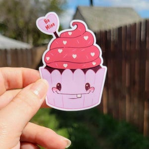 Adesivo de cupcake Be Mine do Dia dos Namorados - Ilustração fofa de amor para planejador, laptop, decoração de garrafa de água