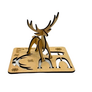 Cartolina di Natale con statuetta di renna in legno, decorazioni natalizie, ornamento in legno rustico, regalo festivo