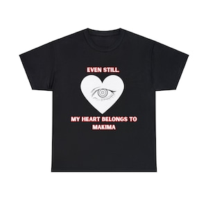 Pode incluir: Camiseta preta com um coração branco contendo um olho e o texto "EVEN STILL. MY HEART BELONGS TO MAKIMA" em vermelho.