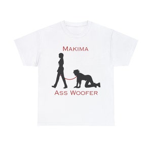 Pode incluir: Camiseta branca com um design gráfico. O design apresenta a palavra "MAKIMA" acima de uma silhueta de uma pessoa andando com uma pessoa na coleira, com o texto "ASS WOOFTER" abaixo. O texto e a coleira são vermelhos.