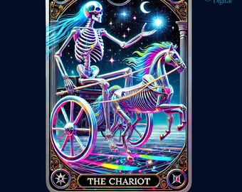 Op de afbeelding: Een tarotkaart-illustratie van De Wagen, met een skeletachtige figuur die een wagen bestuurt die wordt getrokken door een skeletachtig paard. De kaart is geplaatst tegen een donkerblauwe achtergrond met sterren en een halve maan. De kaart is ingelijst in goud met het Romeinse cijfer VII en de woorden "De Wagen" onderaan.