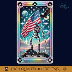 Puede incluir: Una carta de tarot de arte digital que presenta una figura de esqueleto sosteniendo una bandera estadounidense, usando gafas de sol y de pie sobre una roca. El fondo incluye un cielo estrellado, un águila y el texto "FREEDOM ISN'T FREE".