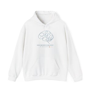Op de afbeelding: Witte hoodie met een voorzak en een capuchon met trekkoord. Het ontwerp toont een blauwe lijntekening van een hersen en de tekst "NEURODIVERGENT BY NECESSITY" in een schreefloos lettertype. De hoodie is gemaakt van zacht materiaal.