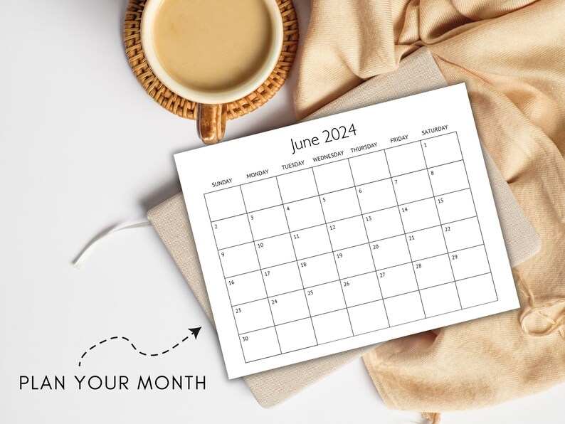 Pu&ograve; includere: Un calendario stampabile di giugno 2024 con un design semplice. Il calendario ha uno sfondo bianco con testo e linee nere. Il testo "PLAN YOUR MONTH" &egrave; in fondo al calendario.