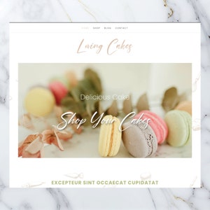 Puede incluir: Una página de inicio de un sitio web para una pastelería llamada "Loving Cakes". La imagen presenta una variedad de macarons coloridos sobre una superficie blanca con el texto "Delicious Cake" y "Shop Your Cakes".