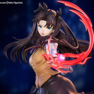 Peut inclure: Une figurine imprimée en 3D d'un personnage féminin d'anime avec de longs cheveux bruns, portant une tenue brune et blanche, tenant une arme rouge incandescente. Le personnage a les yeux bleus et une expression déterminée.